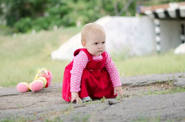 Düşünceli bebek kız — Stok fotoğraf