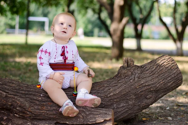 Menina em um log — Fotografia de Stock