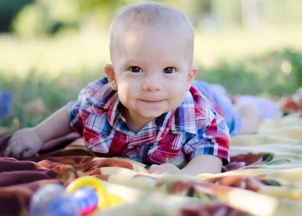 Bambino ragazzo su coperte — Foto Stock