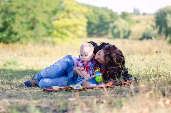 Petite mamma och son — Stockfoto