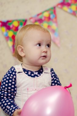 pembe balon ile kız