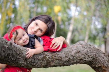 Anne ve bebek ağaç üzerinde