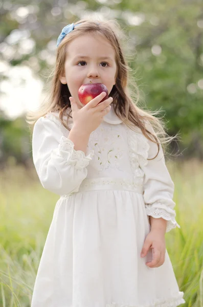 Girl and apple — Stock Photo, Image