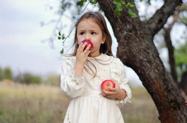 Fille aux pommes — Photo