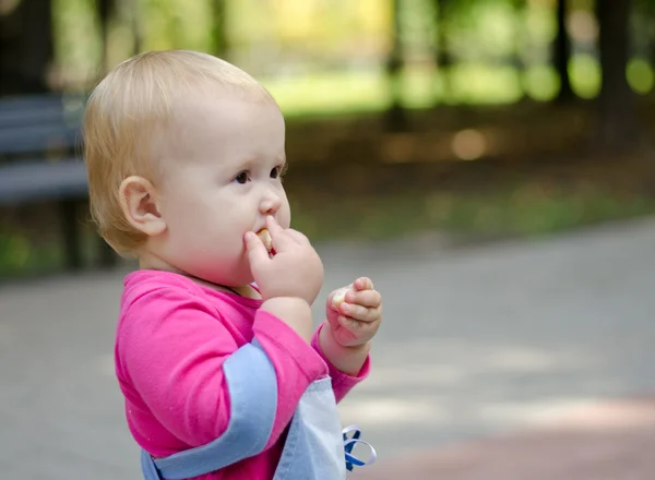 Baby eats a bun — Stock Photo, Image