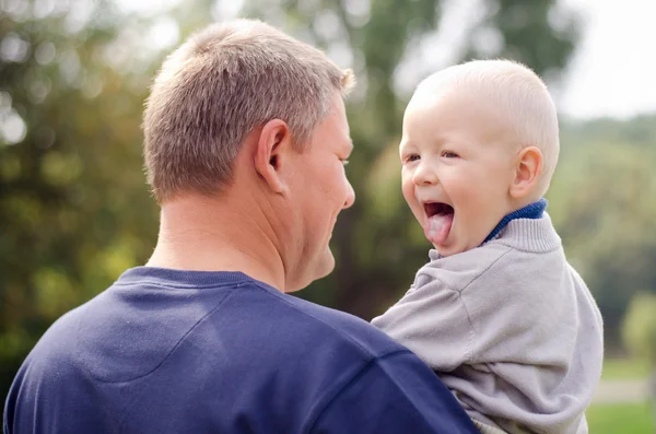 Baby and dad — Stock Photo, Image