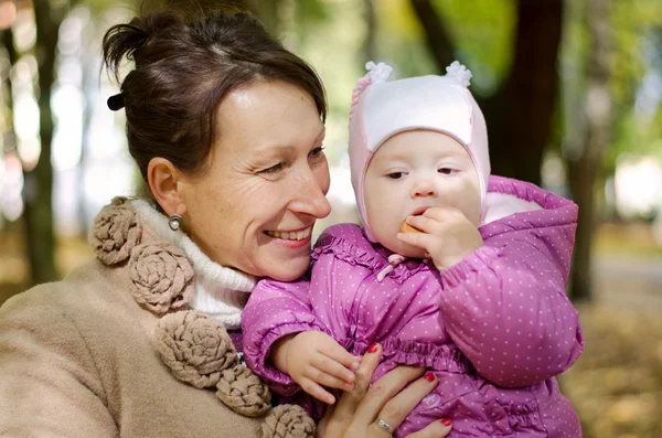 Mãe e bebê na floresta — Fotografia de Stock