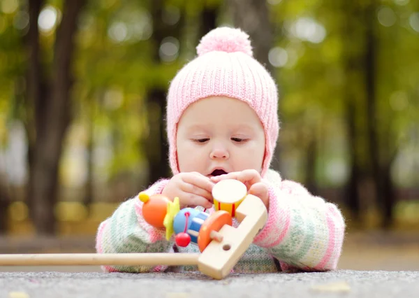 Baby met een stuk speelgoed — Stockfoto