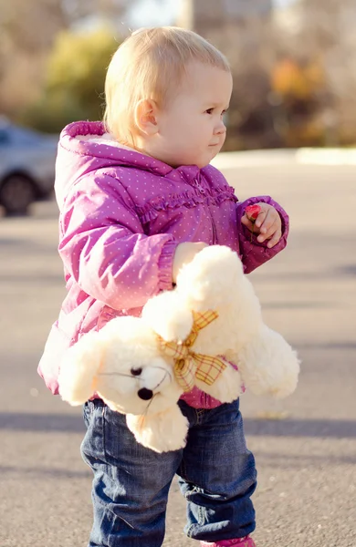 Κορίτσι με αρκουδάκι — Φωτογραφία Αρχείου