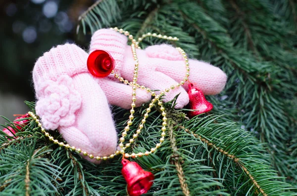 Manoplas en el árbol de Navidad —  Fotos de Stock