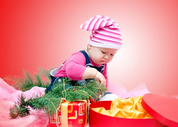 Bebé con regalos de Navidad —  Fotos de Stock