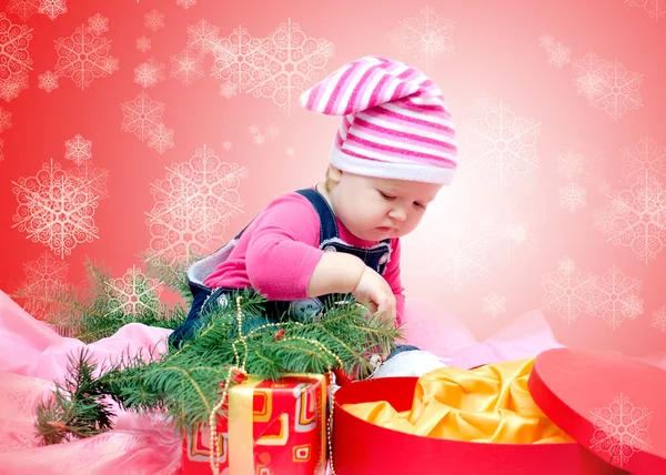 Baby mit Weihnachtsgeschenken — Stockfoto