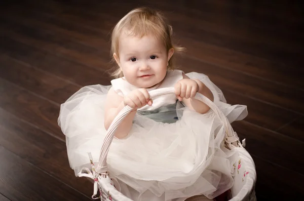 Baby in een mand — Stockfoto