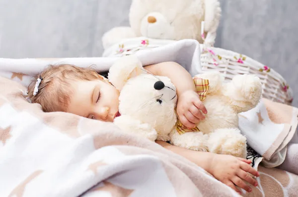 Dormir fille avec un jouet Photos De Stock Libres De Droits