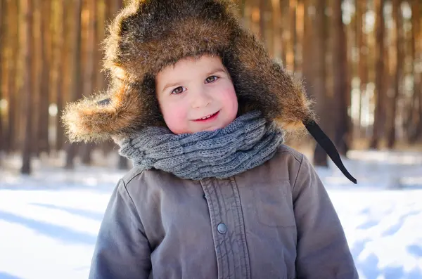 bir kürk şapkalı çocuk