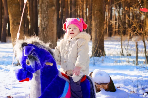 Menina em um cavalo de balanço — Fotografia de Stock