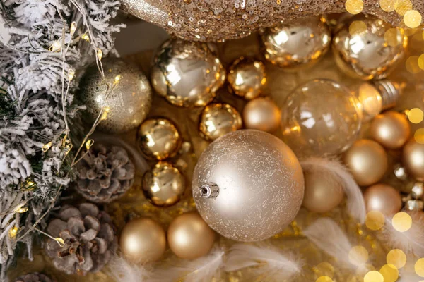 Χριστουγεννιάτικο Φόντο Χρυσές Μπάλες Κώνους Κλαδιά Ελάτης Και Λάμπες — Φωτογραφία Αρχείου