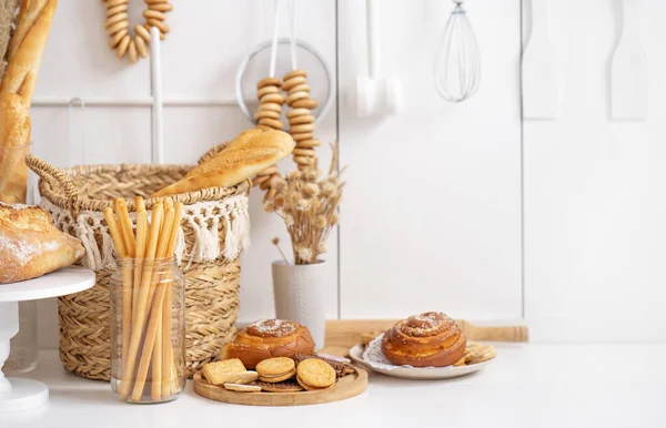 Witte Achtergrond Keuken Met Brood Broodjes Koekjes Bagels Gebak Grissini — Stockfoto