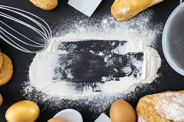 Verschüttetes Mehl Auf Schwarzem Hintergrund Mit Copyspace Eier Brot Baguette — Stockfoto
