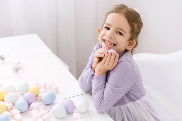 Ευτυχισμένο Κοριτσάκι Κρατώντας Πασχαλινό Αυγό Στα Χέρια Λευκό Δωμάτιο Πασχαλινά — Φωτογραφία Αρχείου