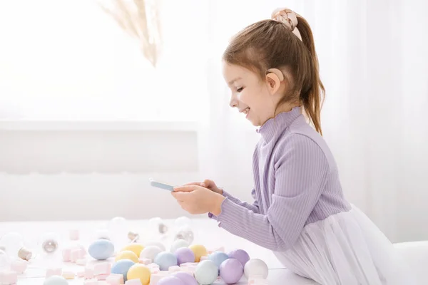 Μικρό Χαρούμενο Κορίτσι Παιδί Παίρνει Φωτογραφίες Στο Smartphone Πασχαλινά Αυγά — Φωτογραφία Αρχείου