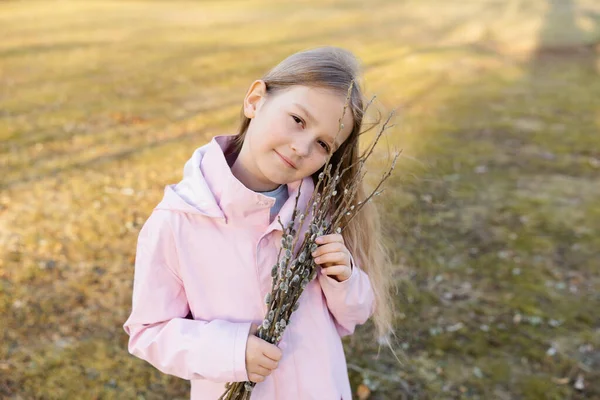 Petite Fille Mignonne Dans Imperméable Rose Avec Printemps Pâques Branches — Photo