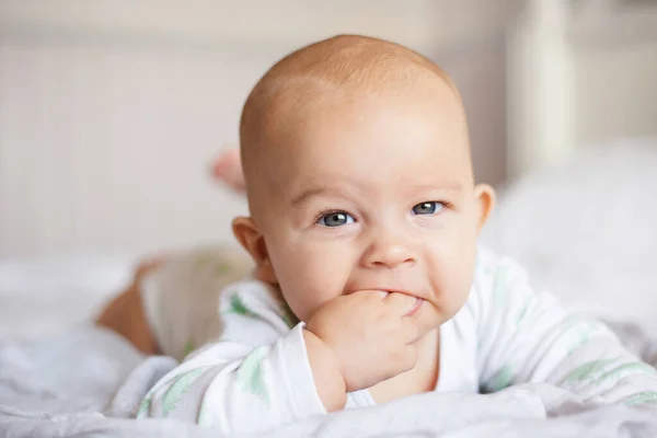 Bebek Aylık Parmaklarını Ağzında Tutuyor Yatağın Üzerinde Şirin Bir Bebek — Stok fotoğraf