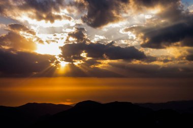 Rusya, Krasnodar Bölgesi. Soçi. Rosa Khutor Dağı Tatil Köyü. Aibga dağlarının tepelerinde gün batımı..
