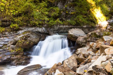 Rusya, Krasnodar Bölgesi. Soçi. Rosa Khutor Dağı Tatil Köyü. Mendechiha Şelaleleri Parkı. Şelale. Uzun bir deklanşör hızında ateş ediliyor..