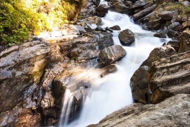 Rusya, Krasnodar Bölgesi. Soçi. Rosa Khutor Dağı Tatil Köyü. Mendechiha Şelaleleri Parkı. Şelale. Uzun bir deklanşör hızında ateş ediliyor..
