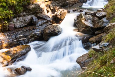 Rusya, Krasnodar Bölgesi. Soçi. Rosa Khutor Dağı Tatil Köyü. Mendechiha Şelaleleri Parkı. Şelale. Uzun bir deklanşör hızında ateş ediliyor..