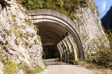 Rusya, Krasnodar Bölgesi. Soçi. Eski Krasnopolyansky otoyolunun kayalık bir bölümü. Eski yol.