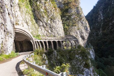 Rusya, Krasnodar Bölgesi. Soçi. Eski Krasnopolyansky otoyolunun kayalık bir bölümü. Eski yol.