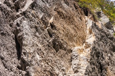 Rusya, Krasnodar Bölgesi. Soçi. Eski Krasnopolyansky otoyolunun kayalık bir bölümü. Taşlar ve donyağı kayaları.
