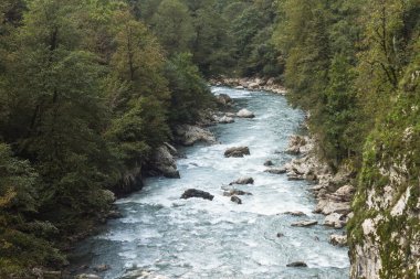 Rusya, Krasnodar Bölgesi. Soçi. Eski Krasnopolyansky otoyolunun kayalık bir bölümü. Dağ nehri Mzymta.