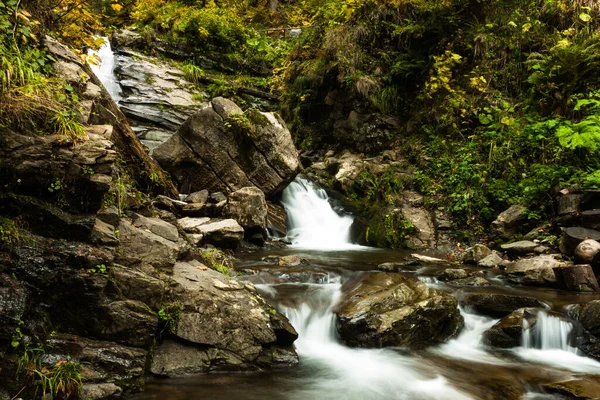 Rusya, Krasnodar Bölgesi. Soçi. Rosa Khutor Dağı Tatil Köyü. Mendechiha Şelaleleri Parkı. Şelale. Uzun bir deklanşör hızında ateş ediliyor..