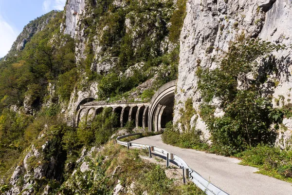 Rusya, Krasnodar Bölgesi. Soçi. Eski Krasnopolyansky otoyolunun kayalık bir bölümü. Eski yol.