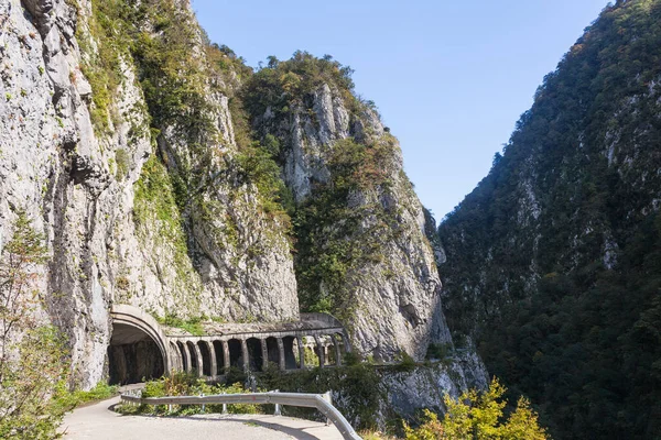 Rusya, Krasnodar Bölgesi. Soçi. Eski Krasnopolyansky otoyolunun kayalık bir bölümü. Eski yol.