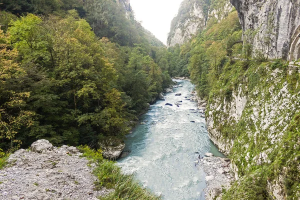 Rusya, Krasnodar Bölgesi. Soçi. Eski Krasnopolyansky otoyolunun kayalık bir bölümü. Dağ nehri Mzymta.