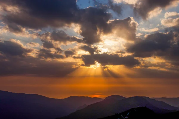 俄罗斯克拉斯诺达尔领地索契罗莎 胡特山度假村Aibga山脉山顶的夕阳西下 免版税图库照片