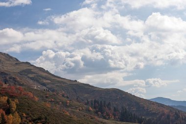 Rusya, Krasnodar Bölgesi. Soçi. Rosa Khutor Dağı Tatil Köyü. Dağların panoramaları, Aibga tepelerinin zirveleri..