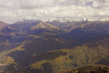 Rusya, Krasnodar Bölgesi. Soçi. Rosa Khutor Dağı Tatil Köyü. Dağların panoramaları, Aibga tepelerinin zirveleri..