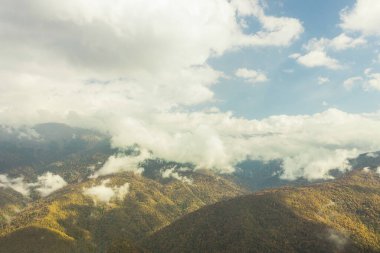 Rusya, Krasnodar Bölgesi. Soçi. Rosa Khutor Dağı Tatil Köyü. Dağların panoramaları, Aibga tepelerinin zirveleri..