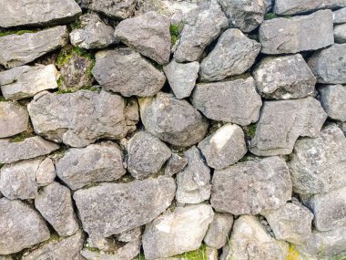 Rusya, Krasnodar Bölgesi. Soçi. Dağlarda bitki örtüsü olan kayalar..