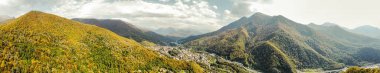 Rusya, Krasnodar Bölgesi. Soçi. Krasnaya Polyana Köyü Panoraması. Gözlem güvertesi 