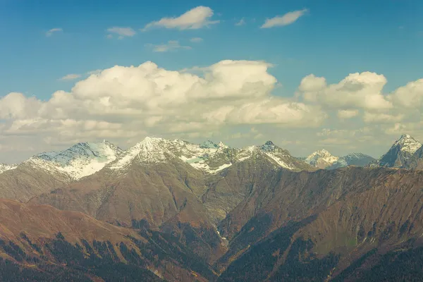 Rusya, Krasnodar Bölgesi. Soçi. Rosa Khutor Dağı Tatil Köyü. Dağların panoramaları, Aibga tepelerinin zirveleri..