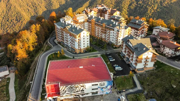 Rusya, Krasnodar Bölgesi. Soçi. Rosa Khutor Dağı Tatil Köyü. Mountain Olympic Köyü. Hava görüntüsü, drony.