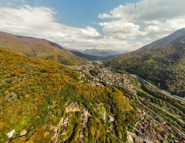 Rusya, Krasnodar Bölgesi. Soçi. Krasnaya Polyana Köyü Panoraması. Gözlem güvertesi 