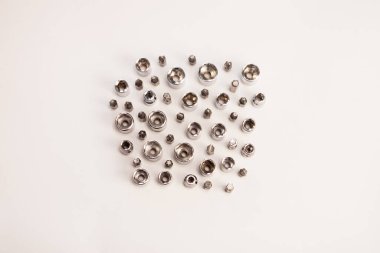 Hafif arkaplanda değiştirilebilir tornavida başlıkları.