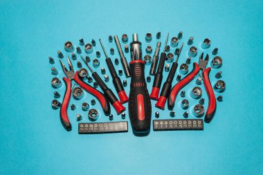 Hafif arkaplanda değiştirilebilir bitlerle birlikte evrensel tornavida seti.